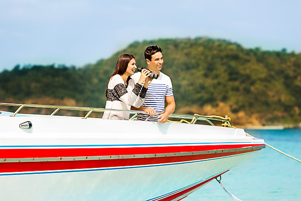 포토 JPG 주간 서양인 외국인 백인 해외기획촬영 라이프스타일 커플 응시 여자 남자 바다 커플라이프 데이트 모션 2014년태국 서기 들기 사람 상반신 20대 성인 야외 두명 옆모습 쌍안경 보트 청년만 성인만 국내포토 자연요소 시선 뷰포인트 배_교통 관계 인종 청년 생활 망원경 파일형식