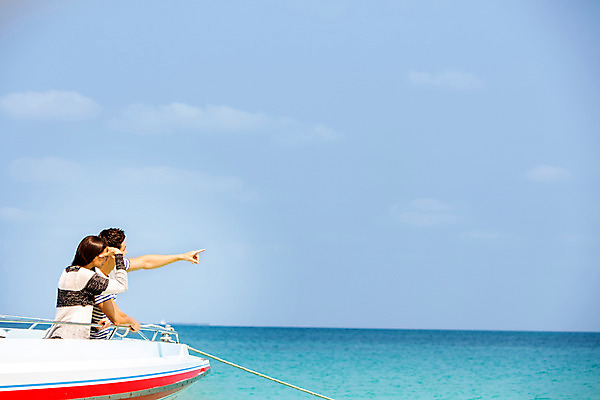 포토 JPG 주간 서양인 외국인 백인 구름 해외기획촬영 라이프스타일 커플 응시 여자 남자 바다 커플라이프 데이트 모션 하늘 2014년태국 서기 사람 손짓 상반신 20대 성인 야외 두명 옆모습 가리킴 보트 청년만 성인만 국내포토 자연요소 시선 뷰포인트 배_교통 관계 인종 청년 생활 파일형식