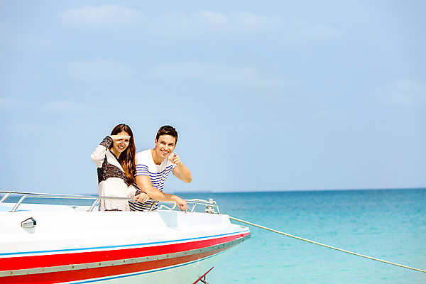 포토 JPG 주간 서양인 외국인 백인 구름 해외기획촬영 라이프스타일 커플 여자 남자 바다 커플라이프 데이트 모션 하늘 2014년태국 서기 미소 사람 손짓 상반신 20대 성인 야외 두명 앞모습 가리킴 보트 청년만 성인만 국내포토 자연요소 뷰포인트 배_교통 관계 표정 인종 청년 생활 파일형식