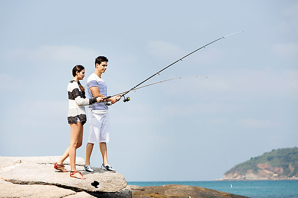 포토 JPG 주간 전신 서양인 외국인 백인 구름 해외기획촬영 라이프스타일 커플 여자 남자 바다 커플라이프 데이트 모션 하늘 낚시 2014년태국 서기 들기 사람 20대 성인 야외 두명 옆모습 돌_바위 바위 낚싯대 청년만 성인만 국내포토 자연요소 뷰포인트 관계 레저 인종 청년 생활 낚시용품 파일형식