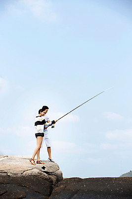 포토 JPG 주간 전신 서양인 외국인 백인 구름 해외기획촬영 라이프스타일 커플 여자 남자 바다 커플라이프 데이트 모션 하늘 낚시 2014년태국 서기 들기 사람 20대 성인 야외 두명 옆모습 돌_바위 바위 낚싯대 청년만 성인만 국내포토 자연요소 뷰포인트 관계 레저 인종 청년 생활 낚시용품 파일형식