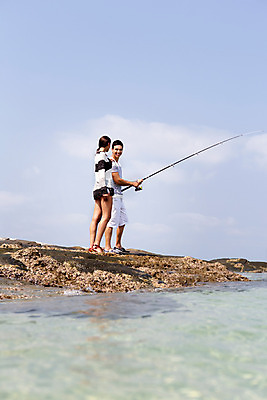 포토 JPG 주간 전신 서양인 외국인 백인 구름 해외기획촬영 라이프스타일 커플 여자 남자 바다 커플라이프 데이트 모션 하늘 낚시 2014년태국 서기 들기 사람 20대 성인 야외 두명 옆모습 돌_바위 바위 낚싯대 청년만 성인만 국내포토 자연요소 뷰포인트 관계 레저 인종 청년 생활 낚시용품 파일형식