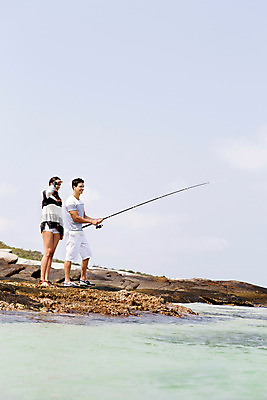 포토 JPG 주간 전신 서양인 외국인 백인 구름 해외기획촬영 라이프스타일 커플 여자 남자 바다 커플라이프 데이트 모션 하늘 낚시 2014년태국 서기 들기 사람 손짓 20대 성인 야외 두명 옆모습 돌_바위 바위 낚싯대 청년만 성인만 국내포토 자연요소 뷰포인트 관계 레저 인종 청년 생활 낚시용품 파일형식