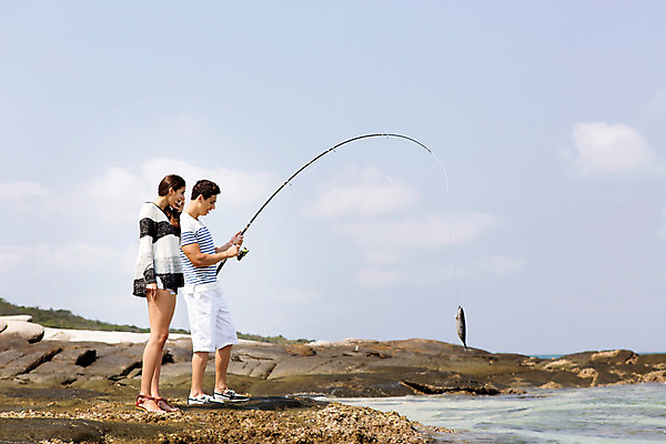 포토 JPG 주간 전신 서양인 외국인 백인 구름 해외기획촬영 라이프스타일 커플 여자 남자 바다 커플라이프 데이트 모션 하늘 낚시 2014년태국 어류 서기 들기 사람 20대 성인 야외 두명 옆모습 돌_바위 바위 잡기 낚싯대 청년만 성인만 국내포토 자연요소 뷰포인트 관계 레저 인종 청년 생활 수중동물 낚시용품 파일형식