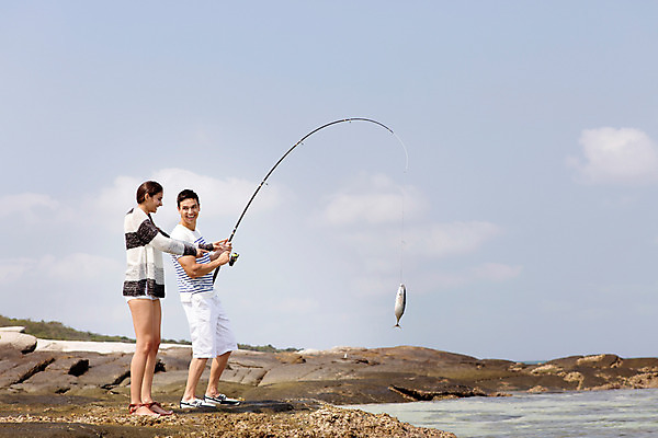 포토 JPG 주간 서양인 외국인 백인 구름 해외기획촬영 라이프스타일 커플 여자 남자 바다 커플라이프 데이트 모션 하늘 낚시 2014년태국 어류 서기 미소 들기 사람 상반신 20대 성인 야외 두명 옆모습 돌_바위 바위 잡기 낚싯대 청년만 성인만 국내포토 자연요소 뷰포인트 관계 레저 표정 인종 청년 생활 수중동물 낚시용품 파일형식