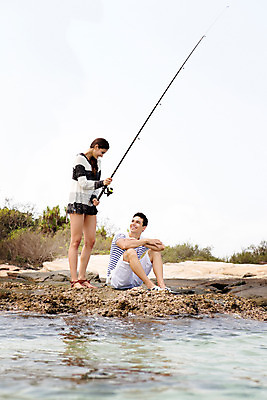 포토 JPG 주간 전신 서양인 외국인 백인 해외기획촬영 라이프스타일 커플 여자 남자 바다 커플라이프 데이트 모션 낚시 2014년태국 서기 미소 들기 사람 앉기 20대 성인 야외 두명 앞모습 돌_바위 바위 낚싯대 청년만 성인만 국내포토 자연요소 뷰포인트 관계 레저 표정 인종 청년 생활 낚시용품 파일형식