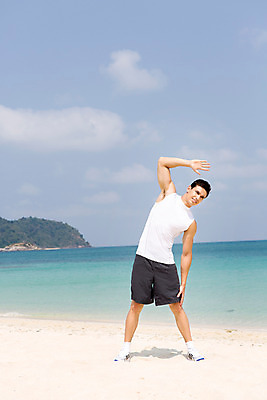 포토 JPG 주간 전신 서양인 외국인 구름 해외기획촬영 라이프스타일 남자 바다 맨라이프 모션 하늘 2014년태국 한명 서기 사람 손짓 20대 성인 해변 야외 앞모습 운동복 모래사장 운동 스트레칭 청년만 청년남자만 청년남자한명만 성인남자한명만 국내포토 자연요소 1 옷 뷰포인트 건강 인종 청년 생활 남자만 남자한명만 성인남자만 성인만 파일형식