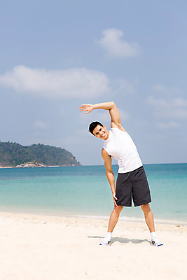 포토 JPG 주간 전신 서양인 외국인 구름 해외기획촬영 라이프스타일 남자 바다 맨라이프 모션 하늘 2014년태국 한명 서기 미소 사람 손짓 20대 성인 해변 야외 앞모습 운동복 모래사장 운동 스트레칭 청년만 청년남자만 청년남자한명만 성인남자한명만 국내포토 자연요소 1 옷 뷰포인트 표정 건강 인종 청년 생활 남자만 남자한명만 성인남자만 성인만 파일형식