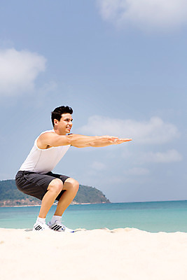 포토 JPG 주간 전신 서양인 외국인 구름 해외기획촬영 라이프스타일 남자 바다 맨라이프 모션 하늘 2014년태국 한명 미소 사람 앉기 손짓 20대 성인 해변 야외 옆모습 운동복 모래사장 운동 스트레칭 손뻗기 청년만 청년남자만 청년남자한명만 성인남자한명만 국내포토 자연요소 1 옷 뷰포인트 표정 건강 인종 청년 생활 남자만 남자한명만 성인남자만 성인만 파일형식