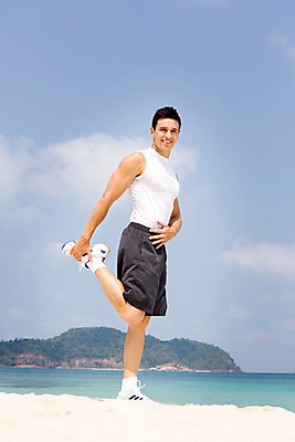 포토 JPG 주간 전신 서양인 외국인 구름 해외기획촬영 라이프스타일 남자 바다 맨라이프 모션 하늘 2014년태국 한명 서기 미소 사람 20대 성인 해변 야외 옆모습 운동복 모래사장 운동 스트레칭 구부린 청년만 청년남자만 청년남자한명만 성인남자한명만 국내포토 자연요소 1 옷 뷰포인트 표정 건강 인종 청년 생활 남자만 남자한명만 성인남자만 성인만 파일형식