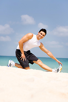 포토 JPG 주간 전신 서양인 외국인 구름 해외기획촬영 라이프스타일 남자 바다 맨라이프 모션 하늘 2014년태국 한명 미소 사람 앉기 20대 성인 해변 야외 옆모습 운동복 모래사장 운동 스트레칭 청년만 청년남자만 청년남자한명만 성인남자한명만 국내포토 자연요소 1 옷 뷰포인트 표정 건강 인종 청년 생활 남자만 남자한명만 성인남자만 성인만 파일형식