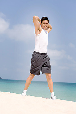 포토 JPG 주간 전신 서양인 외국인 구름 해외기획촬영 라이프스타일 남자 바다 맨라이프 모션 하늘 2014년태국 한명 서기 미소 사람 손짓 20대 성인 해변 야외 옆모습 운동복 모래사장 운동 손들기 스트레칭 청년만 청년남자만 청년남자한명만 성인남자한명만 국내포토 자연요소 1 옷 뷰포인트 표정 건강 인종 청년 생활 남자만 남자한명만 성인남자만 성인만 파일형식