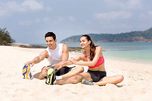 포토 JPG 주간 전신 서양인 외국인 백인 구름 해외기획촬영 라이프스타일 커플 여자 남자 바다 커플라이프 모션 하늘 2014년태국 미소 사람 앉기 손짓 20대 성인 해변 야외 두명 앞모습 운동복 모래사장 운동 스트레칭 활발 열정 의료성형뷰티 청년만 성인만 국내포토 자연요소 옷 감정 뷰포인트 컨셉 관계 표정 건강 인종 청년 생활 파일형식