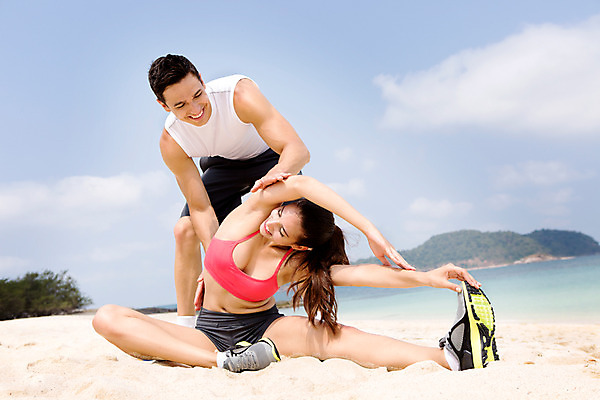 포토 JPG 주간 전신 서양인 외국인 백인 구름 해외기획촬영 라이프스타일 커플 여자 남자 바다 커플라이프 모션 하늘 2014년태국 서기 미소 사람 앉기 손짓 20대 성인 해변 야외 두명 앞모습 운동복 모래사장 운동 스트레칭 활발 가르침 열정 의료성형뷰티 청년만 성인만 국내포토 자연요소 옷 교육 감정 뷰포인트 컨셉 관계 표정 건강 인종 청년 생활 파일형식