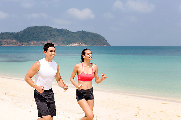 포토 JPG 주간 서양인 외국인 백인 구름 해외기획촬영 라이프스타일 커플 여자 남자 바다 커플라이프 모션 하늘 2014년태국 사람 상반신 20대 성인 해변 야외 두명 앞모습 운동복 모래사장 달리기 운동 활발 열정 의료성형뷰티 청년만 성인만 국내포토 자연요소 옷 감정 뷰포인트 컨셉 관계 건강 인종 청년 생활 파일형식