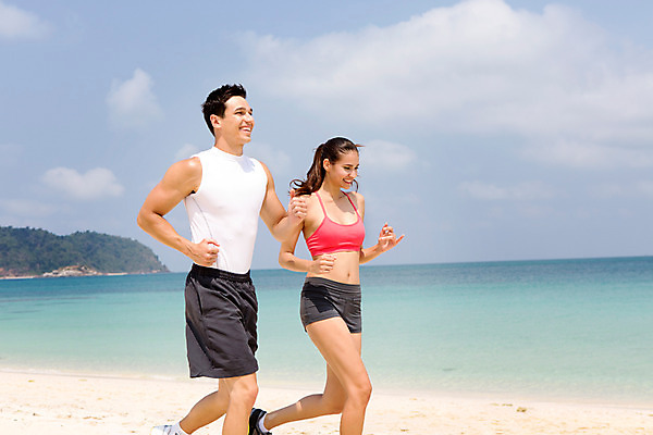 포토 JPG 주간 서양인 외국인 백인 구름 해외기획촬영 라이프스타일 커플 여자 남자 바다 커플라이프 모션 하늘 2014년태국 미소 사람 상반신 20대 성인 해변 야외 두명 옆모습 운동복 모래사장 달리기 운동 활발 열정 의료성형뷰티 청년만 성인만 국내포토 자연요소 옷 감정 뷰포인트 컨셉 관계 표정 건강 인종 청년 생활 파일형식