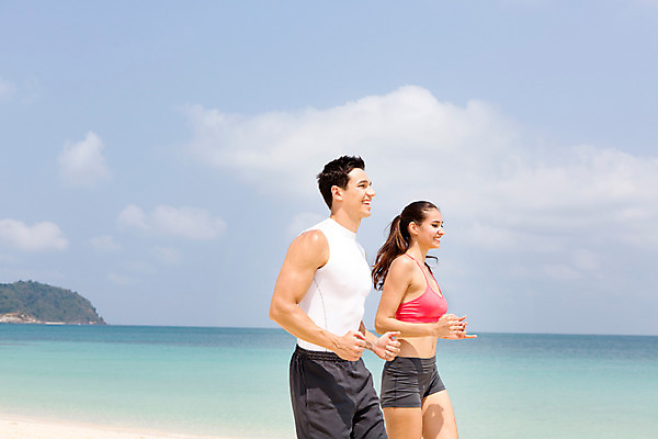 포토 JPG 주간 서양인 외국인 백인 구름 해외기획촬영 라이프스타일 커플 여자 남자 바다 커플라이프 모션 하늘 2014년태국 미소 사람 상반신 20대 성인 해변 야외 두명 옆모습 운동복 달리기 운동 활발 열정 의료성형뷰티 청년만 성인만 국내포토 자연요소 옷 감정 뷰포인트 컨셉 관계 표정 건강 인종 청년 생활 파일형식