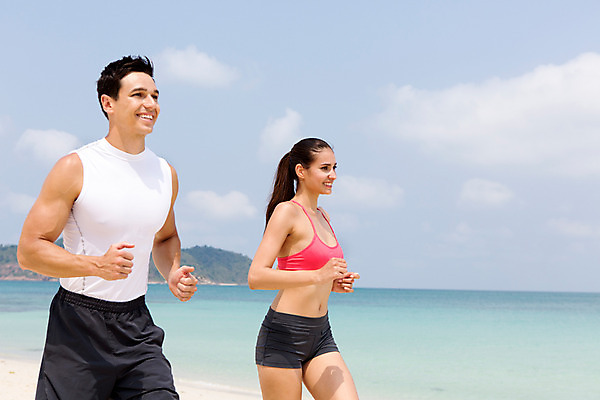 포토 JPG 주간 서양인 외국인 백인 구름 해외기획촬영 라이프스타일 커플 여자 남자 바다 커플라이프 모션 하늘 2014년태국 미소 사람 상반신 20대 성인 해변 야외 두명 옆모습 운동복 달리기 운동 활발 열정 의료성형뷰티 청년만 성인만 국내포토 자연요소 옷 감정 뷰포인트 컨셉 관계 표정 건강 인종 청년 생활 파일형식