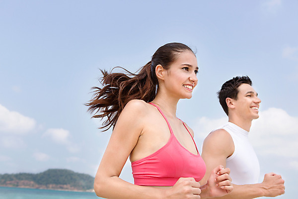 포토 JPG 주간 서양인 외국인 백인 구름 해외기획촬영 라이프스타일 커플 여자 남자 바다 커플라이프 모션 하늘 2014년태국 미소 사람 상반신 20대 성인 해변 야외 두명 옆모습 운동복 달리기 운동 활발 열정 의료성형뷰티 청년만 성인만 국내포토 자연요소 옷 감정 뷰포인트 컨셉 관계 표정 건강 인종 청년 생활 파일형식