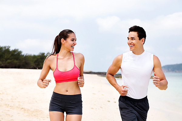 포토 JPG 주간 서양인 외국인 백인 해외기획촬영 라이프스타일 커플 여자 남자 바다 커플라이프 모션 하늘 2014년태국 미소 사람 상반신 20대 성인 해변 야외 두명 앞모습 운동복 모래사장 달리기 운동 활발 열정 의료성형뷰티 청년만 성인만 국내포토 자연요소 옷 감정 뷰포인트 컨셉 관계 표정 건강 인종 청년 생활 파일형식