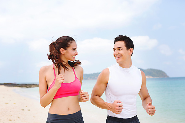 포토 JPG 주간 서양인 외국인 백인 구름 해외기획촬영 라이프스타일 커플 여자 남자 바다 커플라이프 모션 하늘 2014년태국 미소 사람 상반신 20대 성인 해변 야외 두명 앞모습 운동복 모래사장 달리기 운동 활발 열정 의료성형뷰티 청년만 성인만 국내포토 자연요소 옷 감정 뷰포인트 컨셉 관계 표정 건강 인종 청년 생활 파일형식