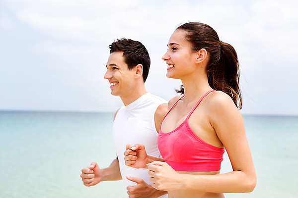 포토 JPG 주간 서양인 외국인 백인 구름 해외기획촬영 라이프스타일 커플 여자 남자 바다 커플라이프 모션 하늘 2014년태국 미소 사람 상반신 20대 성인 해변 야외 두명 옆모습 운동복 모래사장 달리기 운동 활발 열정 의료성형뷰티 청년만 성인만 국내포토 자연요소 옷 감정 뷰포인트 컨셉 관계 표정 건강 인종 청년 생활 파일형식