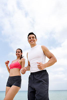 포토 JPG 주간 서양인 외국인 백인 구름 해외기획촬영 라이프스타일 커플 여자 남자 바다 로우앵글 커플라이프 모션 하늘 2014년태국 미소 사람 상반신 20대 성인 해변 야외 두명 앞모습 운동복 달리기 운동 활발 열정 의료성형뷰티 청년만 성인만 국내포토 자연요소 옷 감정 뷰포인트 컨셉 관계 표정 건강 인종 청년 생활 파일형식