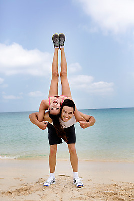 포토 JPG 주간 전신 서양인 외국인 백인 구름 해외기획촬영 라이프스타일 커플 여자 남자 바다 커플라이프 모션 하늘 숙이기 2014년태국 서기 미소 사람 20대 성인 해변 야외 두명 운동복 모래사장 눕기 운동 스트레칭 활발 열정 업기 다리들기 의료성형뷰티 청년만 성인만 국내포토 자연요소 옷 감정 포즈 컨셉 관계 표정 건강 인종 청년 생활 파일형식