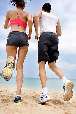 포토 JPG 주간 전신 서양인 외국인 백인 해외기획촬영 라이프스타일 커플 여자 남자 바다 로우앵글 커플라이프 모션 하늘 2014년태국 사람 20대 성인 해변 야외 두명 뒷모습 운동복 모래사장 달리기 운동 활발 열정 의료성형뷰티 청년만 성인만 국내포토 자연요소 옷 감정 뷰포인트 컨셉 관계 건강 인종 청년 생활 파일형식