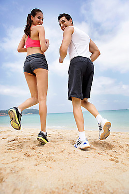 포토 JPG 주간 전신 서양인 외국인 백인 구름 해외기획촬영 라이프스타일 커플 여자 남자 바다 로우앵글 커플라이프 모션 하늘 2014년태국 미소 사람 20대 성인 해변 야외 두명 뒷모습 운동복 모래사장 달리기 운동 활발 뒤돌아보기 열정 의료성형뷰티 청년만 성인만 국내포토 자연요소 옷 감정 뷰포인트 컨셉 관계 표정 건강 인종 청년 생활 파일형식