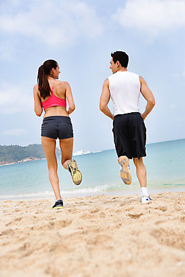 포토 JPG 주간 전신 서양인 외국인 백인 구름 해외기획촬영 라이프스타일 커플 여자 남자 바다 커플라이프 모션 하늘 2014년태국 사람 20대 성인 해변 야외 두명 뒷모습 운동복 모래사장 달리기 운동 활발 열정 의료성형뷰티 청년만 성인만 국내포토 자연요소 옷 감정 뷰포인트 컨셉 관계 건강 인종 청년 생활 파일형식