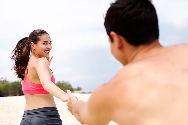 포토 JPG 주간 서양인 외국인 백인 해외기획촬영 라이프스타일 커플 여자 남자 커플라이프 모션 2014년태국 서기 미소 사람 상반신 20대 성인 해변 야외 두명 뒷모습 운동복 모래사장 운동 손잡기 활발 뒤돌아보기 열정 의료성형뷰티 청년만 성인만 국내포토 자연요소 옷 감정 바다 뷰포인트 컨셉 관계 표정 건강 인종 청년 생활 파일형식