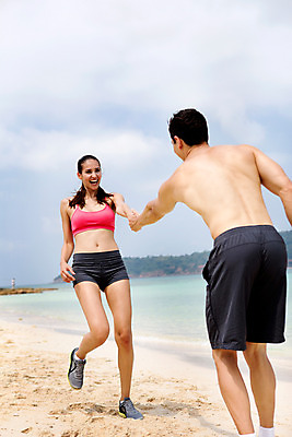 포토 JPG 주간 전신 서양인 외국인 백인 구름 해외기획촬영 라이프스타일 커플 여자 남자 바다 커플라이프 모션 하늘 2014년태국 미소 사람 20대 성인 해변 야외 두명 앞모습 뒷모습 운동복 모래사장 운동 걷기 손잡기 활발 열정 의료성형뷰티 청년만 성인만 국내포토 자연요소 옷 감정 뷰포인트 컨셉 관계 표정 건강 인종 청년 생활 파일형식