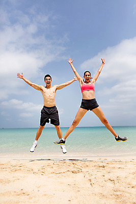 포토 JPG 주간 전신 서양인 외국인 백인 구름 해외기획촬영 라이프스타일 커플 여자 남자 바다 커플라이프 모션 하늘 2014년태국 미소 사람 20대 성인 해변 야외 두명 앞모습 운동복 모래사장 운동 점프 활발 열정 손뻗기 의료성형뷰티 청년만 성인만 국내포토 자연요소 옷 감정 뷰포인트 컨셉 관계 표정 건강 인종 청년 생활 파일형식