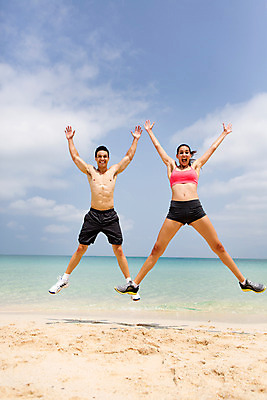 포토 JPG 주간 전신 서양인 외국인 백인 구름 해외기획촬영 라이프스타일 커플 여자 남자 바다 커플라이프 모션 하늘 2014년태국 미소 사람 20대 성인 해변 야외 두명 앞모습 운동복 모래사장 운동 점프 활발 열정 손뻗기 의료성형뷰티 청년만 성인만 국내포토 자연요소 옷 감정 뷰포인트 컨셉 관계 표정 건강 인종 청년 생활 파일형식