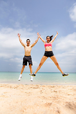 포토 JPG 주간 전신 서양인 외국인 백인 구름 해외기획촬영 라이프스타일 커플 여자 남자 바다 커플라이프 모션 하늘 2014년태국 미소 사람 20대 성인 해변 야외 두명 앞모습 운동복 모래사장 운동 점프 활발 열정 손뻗기 의료성형뷰티 청년만 성인만 국내포토 자연요소 옷 감정 뷰포인트 컨셉 관계 표정 건강 인종 청년 생활 파일형식