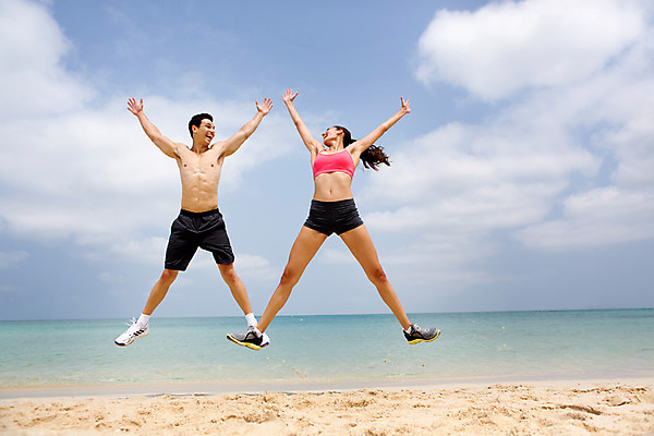 포토 JPG 주간 전신 서양인 외국인 백인 구름 해외기획촬영 라이프스타일 커플 여자 남자 바다 커플라이프 모션 하늘 2014년태국 미소 사람 20대 성인 해변 야외 두명 앞모습 운동복 모래사장 운동 점프 활발 열정 손뻗기 의료성형뷰티 청년만 성인만 국내포토 자연요소 옷 감정 뷰포인트 컨셉 관계 표정 건강 인종 청년 생활 파일형식
