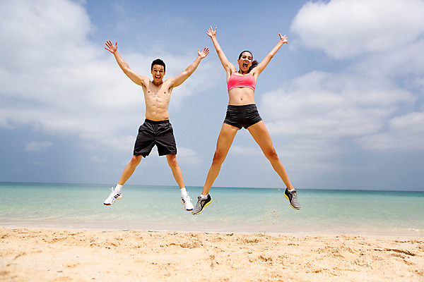 포토 JPG 주간 전신 서양인 외국인 백인 구름 해외기획촬영 라이프스타일 커플 여자 남자 바다 커플라이프 모션 하늘 2014년태국 미소 사람 20대 성인 해변 야외 두명 앞모습 운동복 모래사장 운동 점프 활발 열정 손뻗기 의료성형뷰티 청년만 성인만 국내포토 자연요소 옷 감정 뷰포인트 컨셉 관계 표정 건강 인종 청년 생활 파일형식