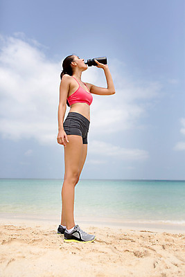 포토 JPG 주간 전신 서양인 외국인 구름 해외기획촬영 우먼라이프 라이프스타일 여자 바다 로우앵글 모션 하늘 2014년태국 한명 서기 들기 사람 20대 성인 해변 야외 옆모습 물 운동복 모래사장 마시기 물병 청년만 청년여자만 청년여자한명만 성인여자한명만 국내포토 자연요소 1 옷 뷰포인트 인종 청년 생활 물통 여자만 여자한명만 성인여자만 성인만 파일형식