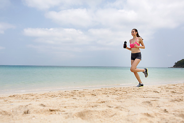 포토 JPG 주간 전신 서양인 외국인 구름 해외기획촬영 우먼라이프 라이프스타일 여자 바다 모션 하늘 2014년태국 한명 들기 사람 20대 성인 해변 야외 앞모습 운동복 모래사장 달리기 운동 물통 의료성형뷰티 청년만 청년여자만 청년여자한명만 성인여자한명만 국내포토 자연요소 1 옷 뷰포인트 건강 인종 청년 생활 여자만 여자한명만 성인여자만 성인만 파일형식