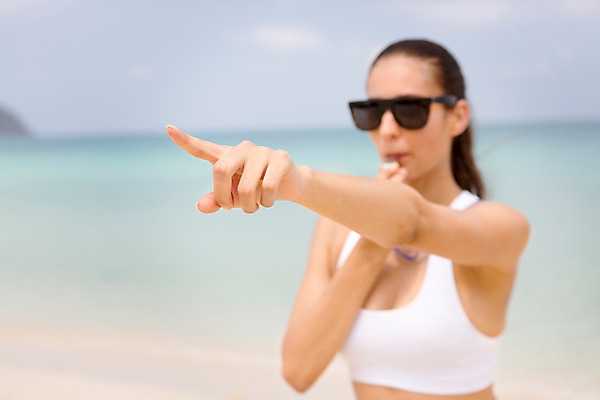 포토 JPG 주간 서양인 외국인 해외기획촬영 우먼라이프 라이프스타일 여자 바다 모션 2014년태국 한명 서기 사람 손짓 상반신 20대 성인 해변 야외 앞모습 운동복 모래사장 선글라스 가리킴 불기 호루라기 안전요원 청년만 청년여자만 청년여자한명만 성인여자한명만 국내포토 자연요소 1 옷 안경 뷰포인트 인종 청년 생활 여자만 여자한명만 성인여자만 성인만 파일형식