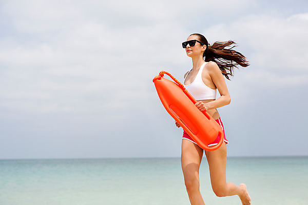 포토 JPG 주간 서양인 외국인 해외기획촬영 우먼라이프 라이프스타일 여자 바다 모션 하늘 2014년태국 한명 들기 사람 상반신 20대 성인 해변 야외 옆모습 운동복 모래사장 선글라스 달리기 안전요원 청년만 청년여자만 청년여자한명만 성인여자한명만 구명부환 국내포토 자연요소 1 옷 안경 뷰포인트 인종 청년 생활 안전장비 튜브 여자만 여자한명만 성인여자만 성인만 파일형식