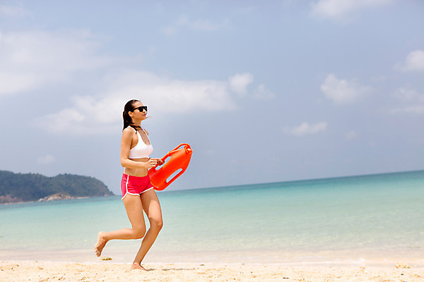 포토 JPG 주간 전신 서양인 외국인 구름 해외기획촬영 우먼라이프 라이프스타일 여자 바다 모션 하늘 2014년태국 한명 들기 사람 20대 성인 해변 야외 옆모습 운동복 모래사장 선글라스 달리기 안전요원 청년만 청년여자만 청년여자한명만 성인여자한명만 구명부환 국내포토 자연요소 1 옷 안경 뷰포인트 인종 청년 생활 안전장비 튜브 여자만 여자한명만 성인여자만 성인만 파일형식