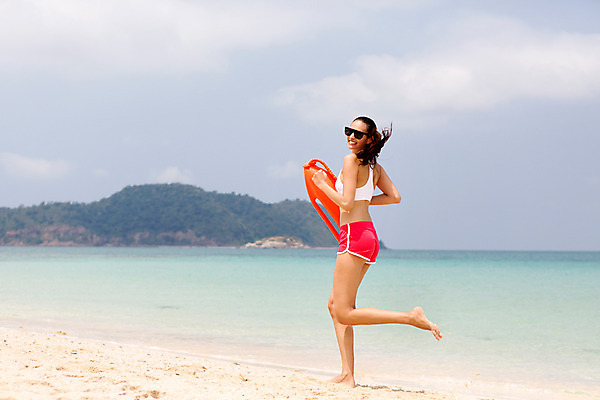 포토 JPG 주간 전신 서양인 외국인 구름 해외기획촬영 우먼라이프 라이프스타일 여자 바다 모션 하늘 2014년태국 한명 미소 들기 사람 20대 성인 해변 야외 옆모습 운동복 모래사장 선글라스 안전요원 청년만 청년여자만 청년여자한명만 성인여자한명만 구명부환 국내포토 자연요소 1 옷 안경 뷰포인트 표정 인종 청년 생활 안전장비 튜브 여자만 여자한명만 성인여자만 성인만 파일형식