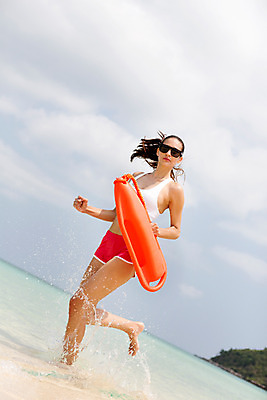 포토 JPG 주간 전신 서양인 외국인 구름 해외기획촬영 우먼라이프 라이프스타일 여자 바다 모션 하늘 2014년태국 한명 들기 사람 20대 성인 해변 야외 옆모습 운동복 모래사장 선글라스 달리기 구명조끼 안전요원 청년만 청년여자만 청년여자한명만 성인여자한명만 국내포토 자연요소 1 옷 안경 뷰포인트 인종 청년 생활 구조용품 여자만 여자한명만 성인여자만 성인만 파일형식