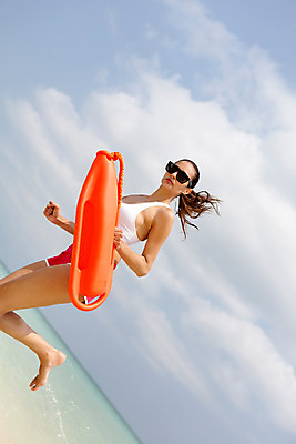 포토 JPG 주간 전신 서양인 외국인 구름 해외기획촬영 우먼라이프 라이프스타일 여자 바다 모션 하늘 2014년태국 한명 들기 사람 20대 성인 해변 야외 옆모습 운동복 모래사장 선글라스 달리기 안전요원 청년만 청년여자만 청년여자한명만 성인여자한명만 구명부환 국내포토 자연요소 1 옷 안경 뷰포인트 인종 청년 생활 안전장비 튜브 여자만 여자한명만 성인여자만 성인만 파일형식