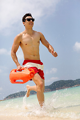 포토 JPG 주간 전신 서양인 외국인 구름 해외기획촬영 라이프스타일 남자 바다 맨라이프 모션 하늘 2014년태국 한명 미소 들기 사람 20대 성인 해변 야외 앞모습 모래사장 선글라스 달리기 안전요원 청년만 청년남자만 청년남자한명만 성인남자한명만 구명부환 국내포토 자연요소 1 안경 뷰포인트 표정 인종 청년 생활 안전장비 튜브 남자만 남자한명만 성인남자만 성인만 파일형식