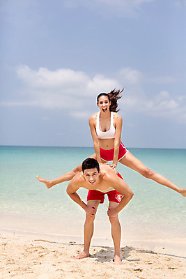 포토 JPG 주간 전신 서양인 외국인 백인 해외기획촬영 라이프스타일 커플 여자 남자 바다 커플라이프 모션 하늘 숙이기 2014년태국 서기 미소 사람 20대 성인 해변 야외 두명 앞모습 모래사장 점프 뜀틀 청년만 성인만 국내포토 자연요소 스포츠용품 뷰포인트 포즈 관계 표정 인종 청년 생활 파일형식