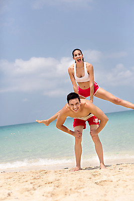 포토 JPG 주간 전신 서양인 외국인 백인 구름 해외기획촬영 라이프스타일 커플 여자 남자 바다 커플라이프 모션 하늘 숙이기 2014년태국 서기 미소 사람 20대 성인 해변 야외 두명 앞모습 모래사장 점프 뜀틀 청년만 성인만 국내포토 자연요소 스포츠용품 뷰포인트 포즈 관계 표정 인종 청년 생활 파일형식