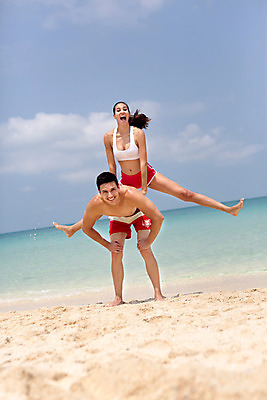 포토 JPG 주간 전신 서양인 외국인 백인 구름 해외기획촬영 라이프스타일 커플 여자 남자 바다 커플라이프 모션 하늘 숙이기 2014년태국 서기 미소 사람 20대 성인 해변 야외 두명 앞모습 모래사장 점프 뜀틀 청년만 성인만 국내포토 자연요소 스포츠용품 뷰포인트 포즈 관계 표정 인종 청년 생활 파일형식